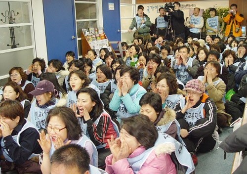 장애인교육권연대가 13일 오후 1시 인권위를 점거하고 장애인교육지원법 제정을 촉구하는 무기한 단식 농성에 들어갔다. 